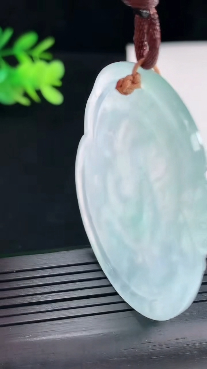 天然A货翡翠生肖蛇吊坠，尺寸51.6-46.5-4.6重量:25.58g
4月25日