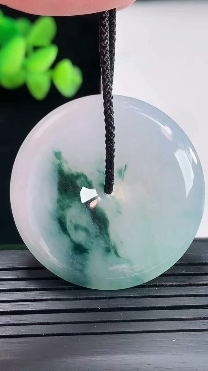 天然A货翡翠飘花平安扣吊坠，尺寸37-5.6重量:15.92g
4月25日