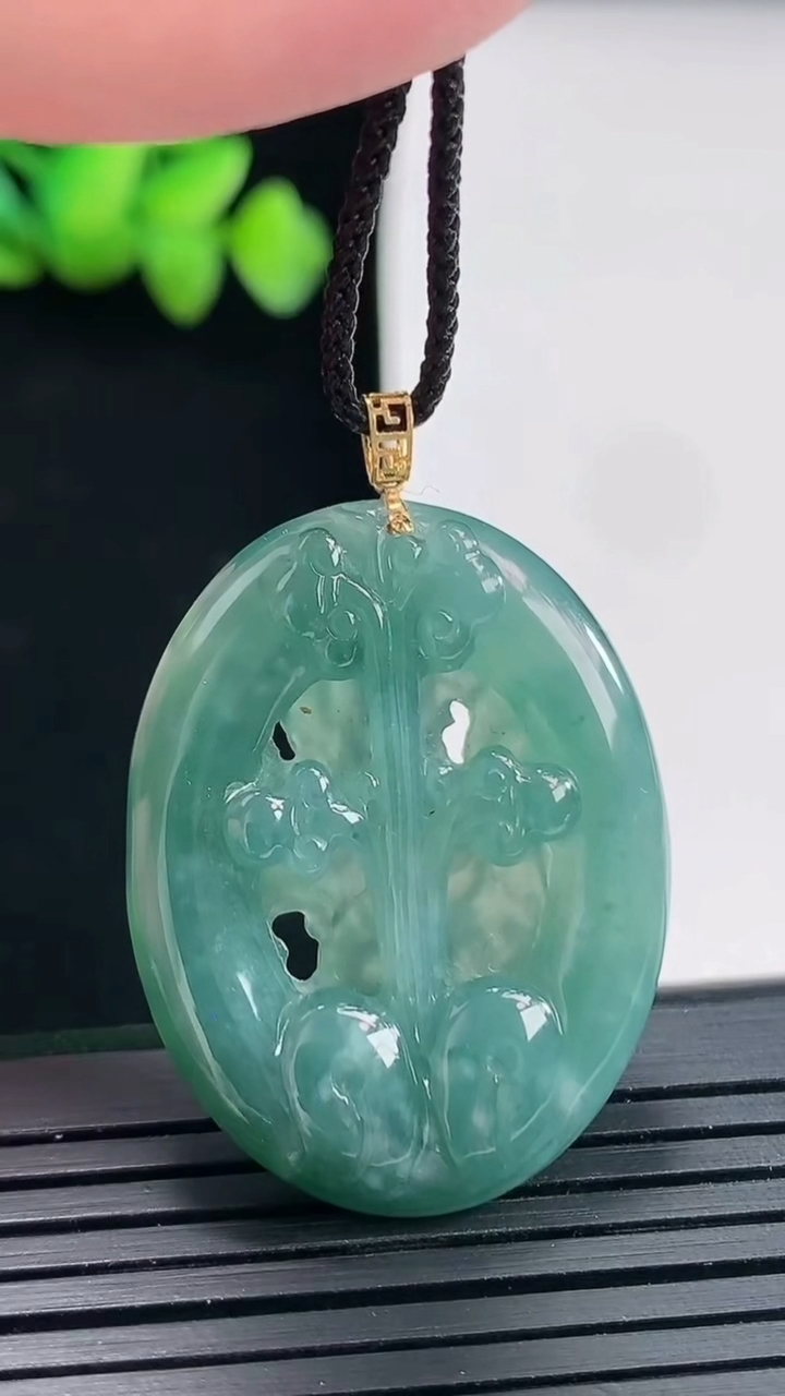 天然A货翡翠18k金蓝水喜上眉梢吊坠，尺寸34-26.6-6重:10.19g229
4月25日