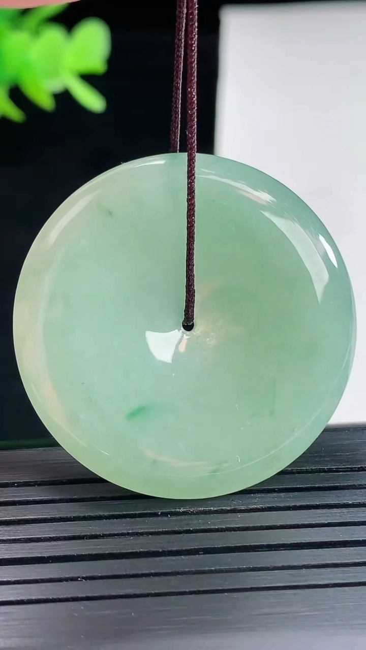 天然A货翡翠平安扣吊坠，尺寸38-5.2重量:16.85g
4月25日