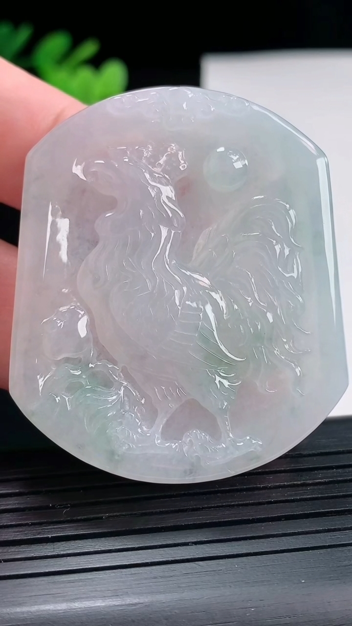 天然A货翡翠生肖鸡吊坠，尺寸50.5-42.8-5.6重量:26.09g
4月25日