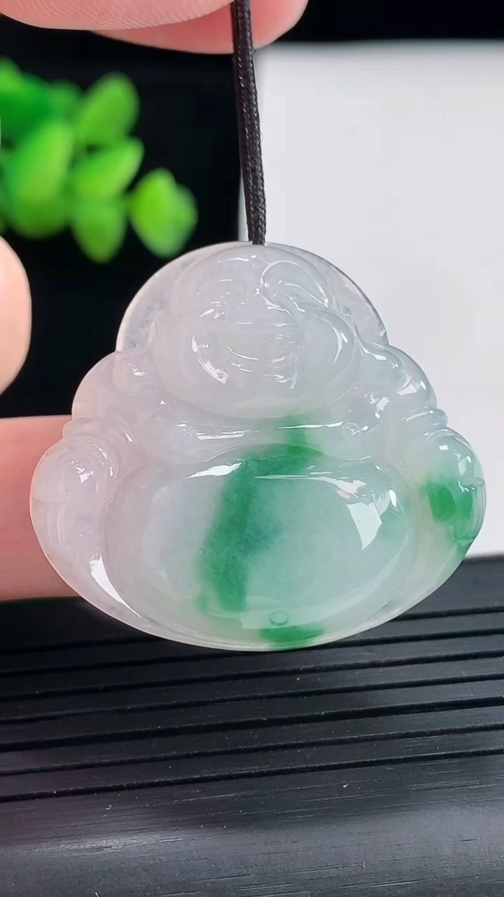 天然A货翡翠飘花佛公吊坠，尺寸32-35-5.8重量:9.92g
4月25日