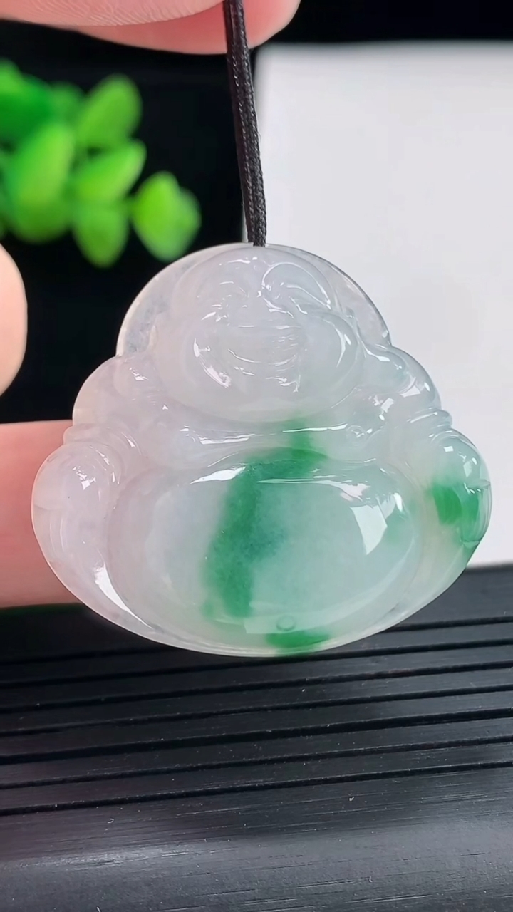 天然A货翡翠飘花佛公吊坠，尺寸32-35-5.8重量:9.92g
4月25日