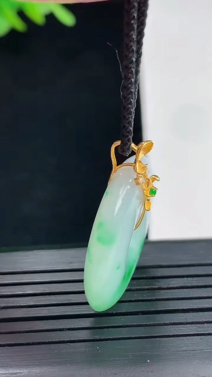 天然A货翡翠平安扣吊坠，尺寸25.5-5.2重量:7.76g
4月25日