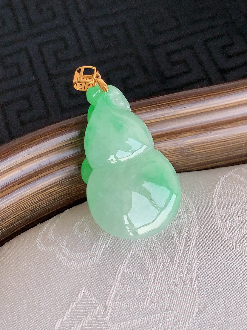 天然A货翡翠18K金扣头飘绿葫芦吊坠 
尺寸26.8-16-7.3mm 重量5.50g 0425