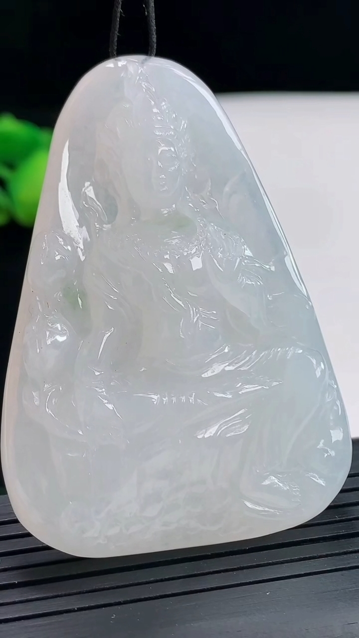 天然A货翡翠大势至菩萨吊坠，尺寸60.5-43.2-9重量:44.73g
4月25日