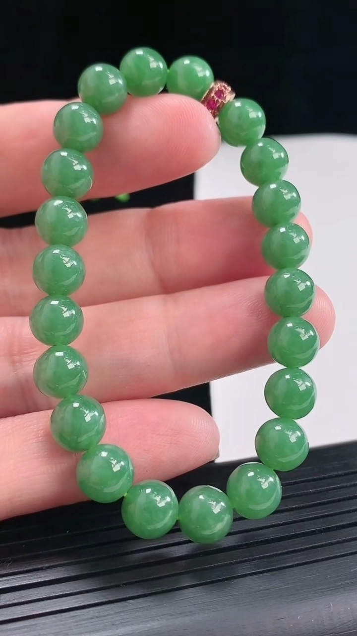 天然A货翡翠圆珠手串，尺寸8-22颗重量:19.74g4月25日
工厂直销收藏佳品,种好水足，色泽均匀，有种有色，上手高大气！
