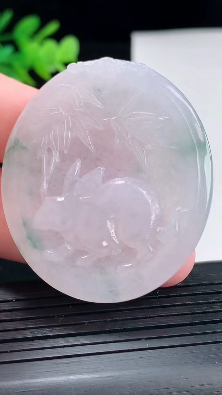 天然A货翡翠飘花生肖兔吊坠，尺寸49-42-5重量:20.67g
4月25日