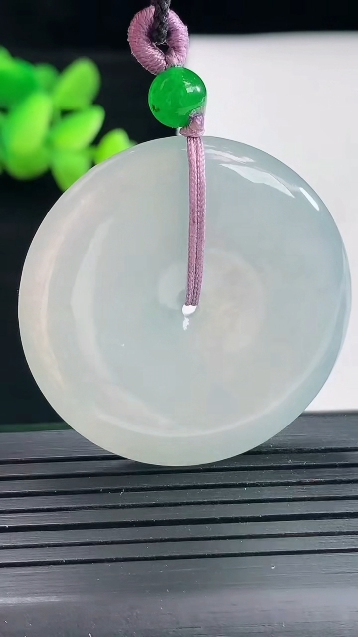 天然A货翡翠平安扣吊坠，尺寸39-5.8重量:28.09g
4月25日