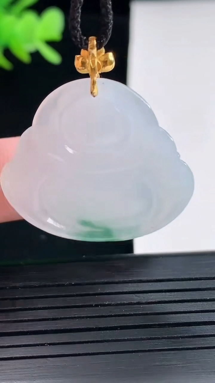 天然A货翡翠种飘花佛公吊坠，尺寸29-32-5.5重量:8.23g
4月25日