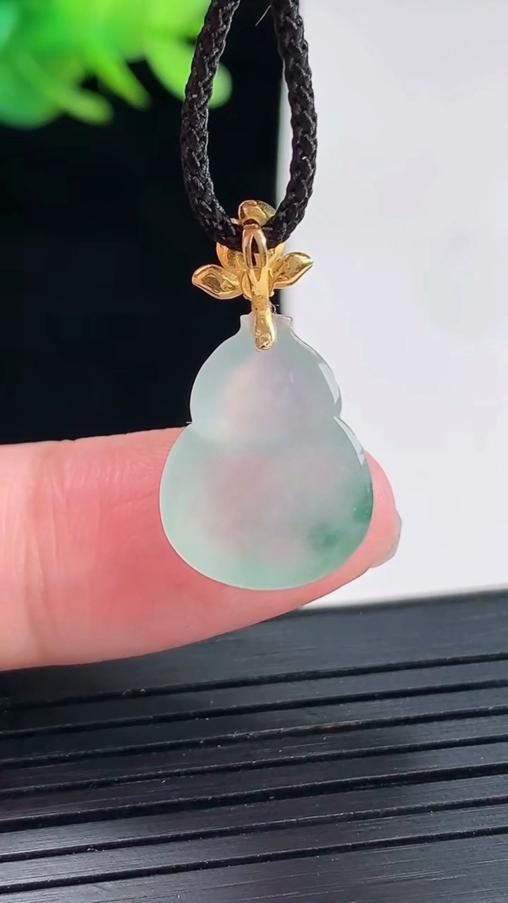 天然A货翡翠种飘花葫芦吊坠，尺寸16-13-5.2重量:2.00g
4月25日