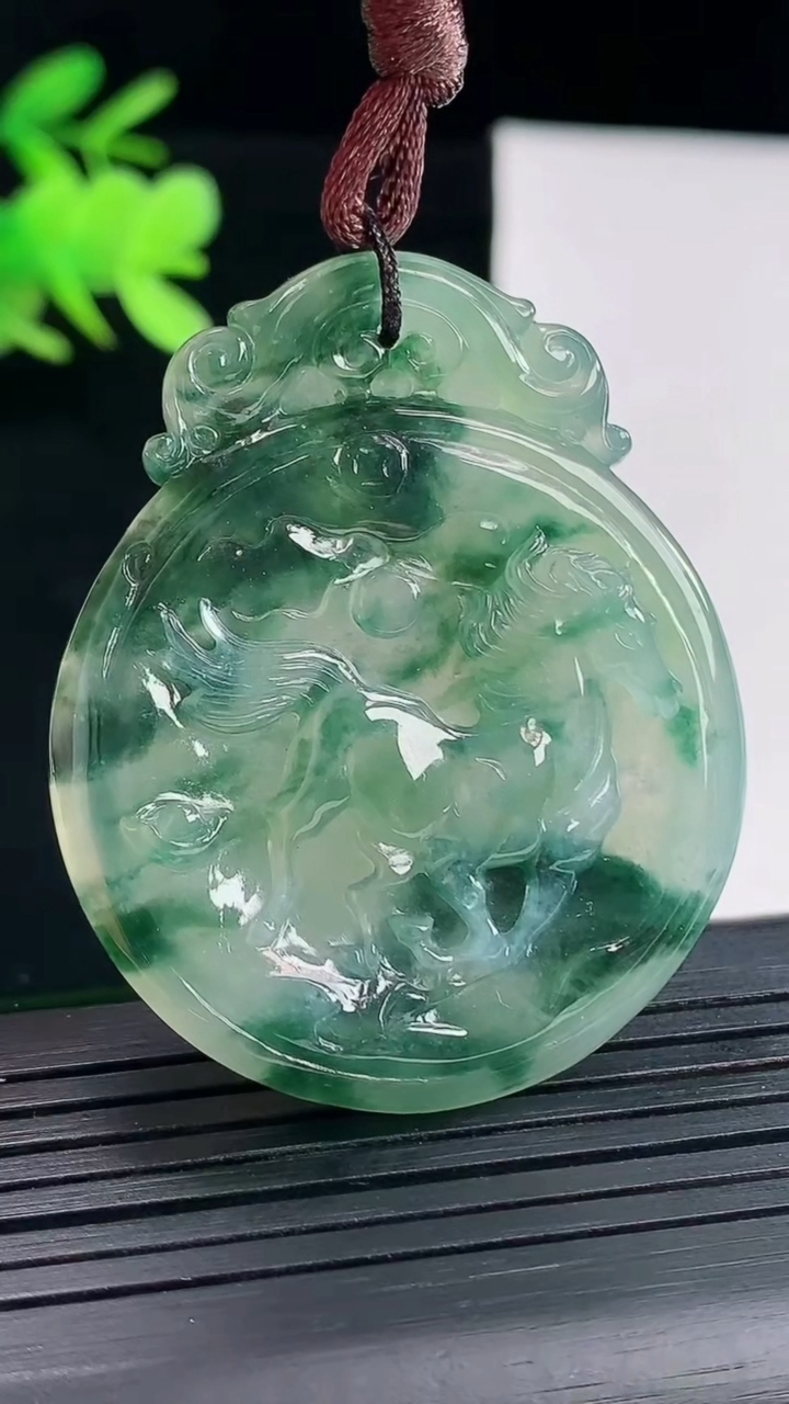 天然A货翡翠冰种飘花生肖马吊坠，尺寸47-38.6-6重量:18.55g
4月25日