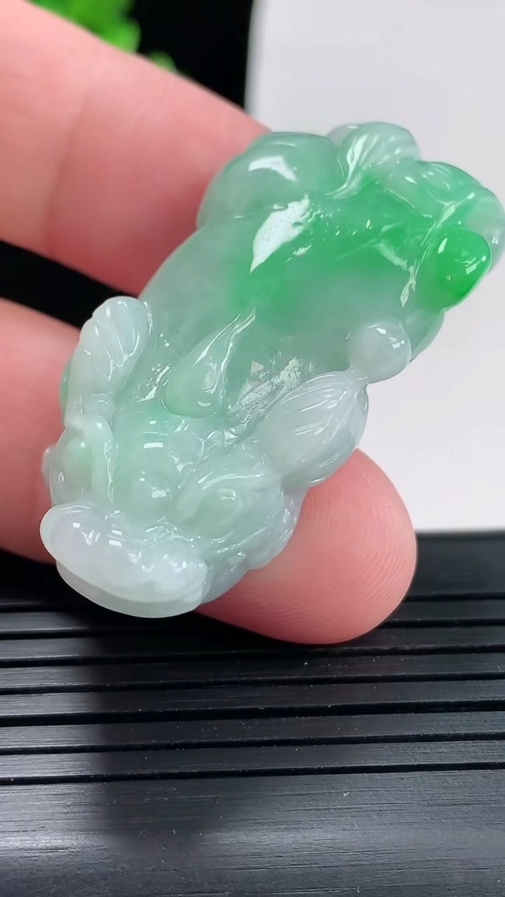 天然A货翡翠貔貅吊坠，尺寸42-18.6-15重量:18.85g
4月25日