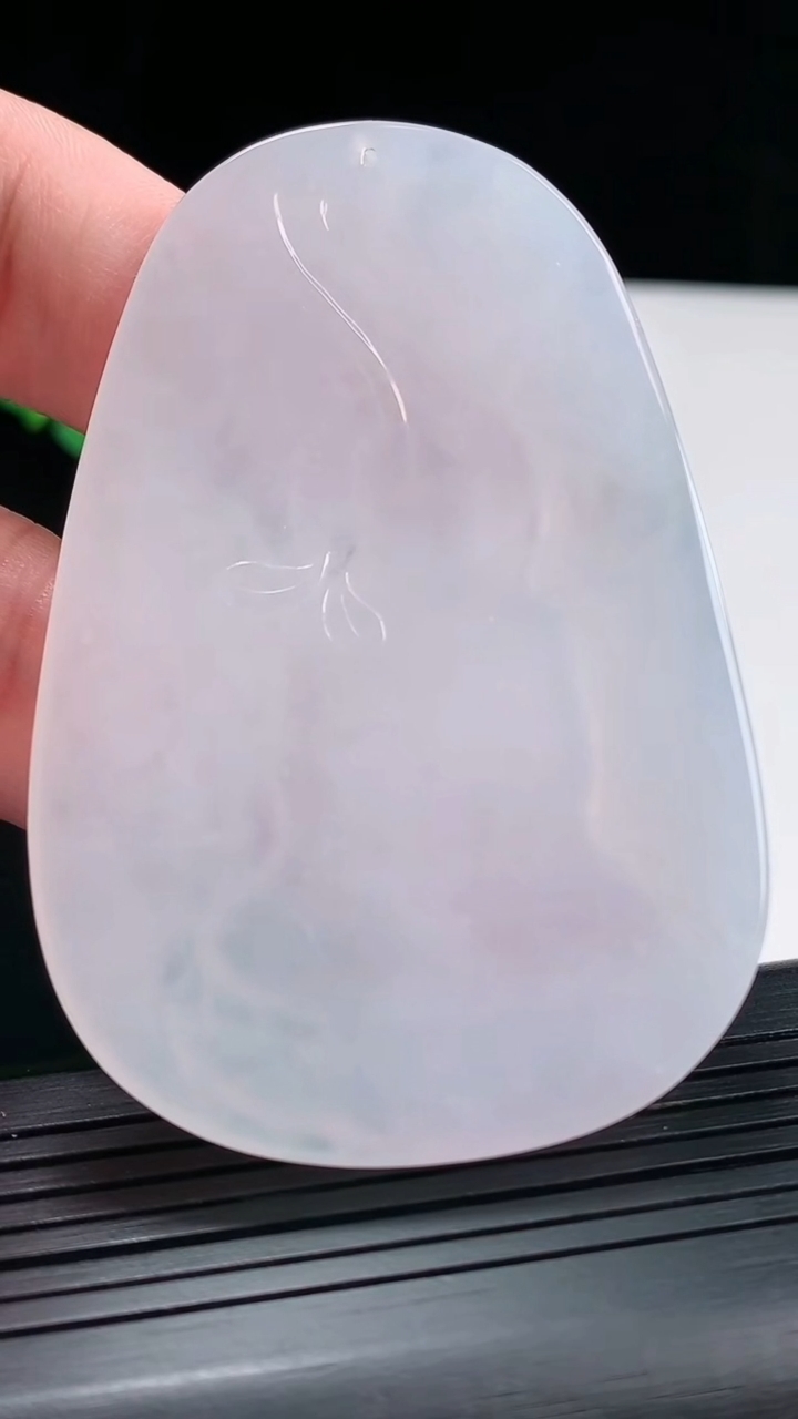 天然A货翡翠大日如来佛吊坠，尺寸69.5-47-5.5重量:38.92g
4月25日