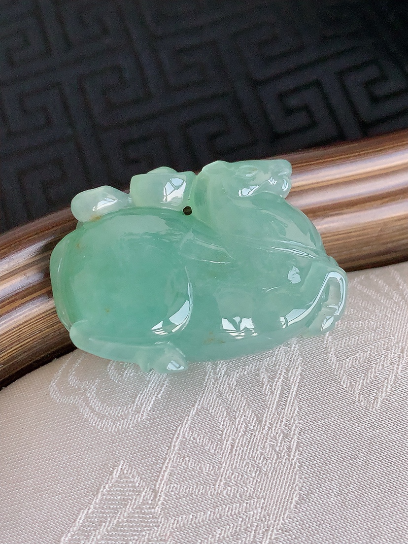 天然A货翡翠飘绿唐马吊坠 
尺寸31.3-21.7-11mm 重量14.28g 0425