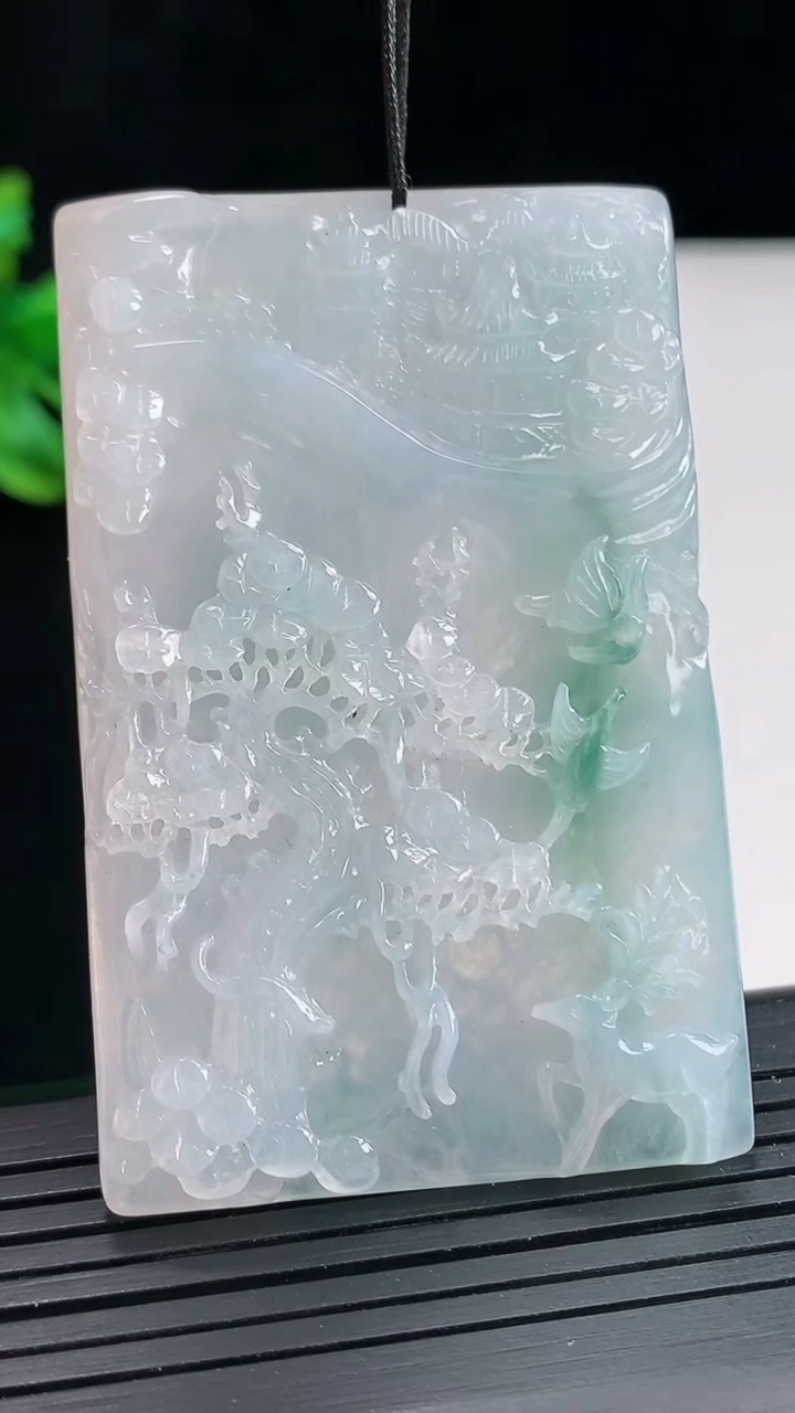 天然A货翡翠牌吊坠，尺寸59.5-39-6重量:32.18g
4月25日