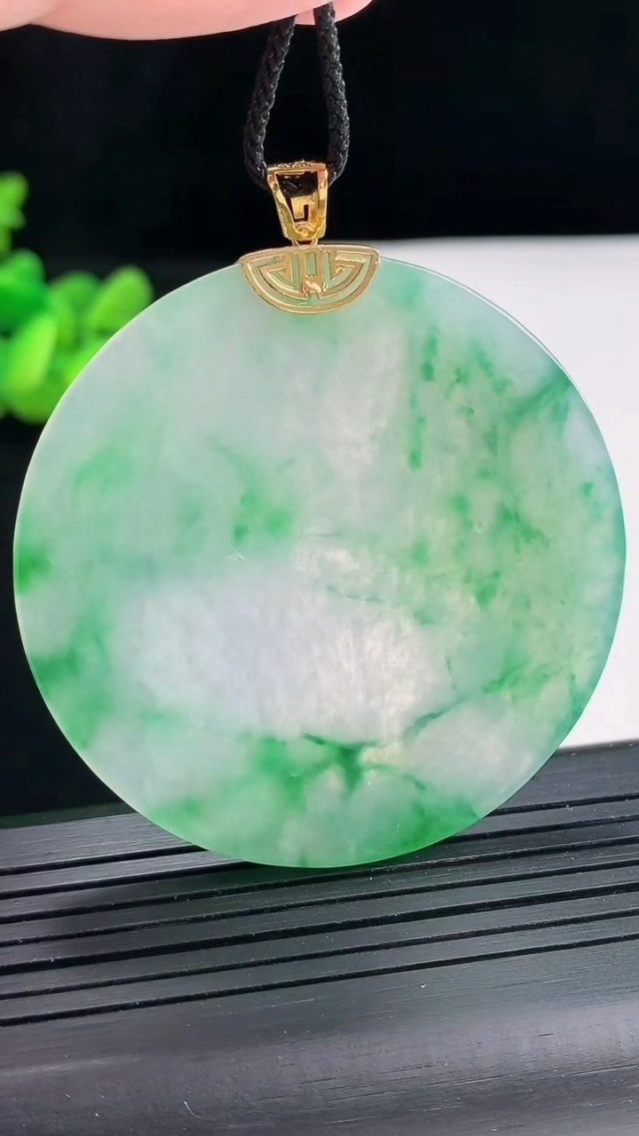 天然A货翡翠无事牌吊坠，尺寸52-3.5重量:26.76g
4月25日