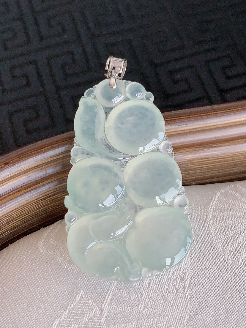 天然A货翡翠18K金扣头白冰白月光生肖猴吊坠 
尺寸36.8-21.6-5mm 重量6.63g 0425