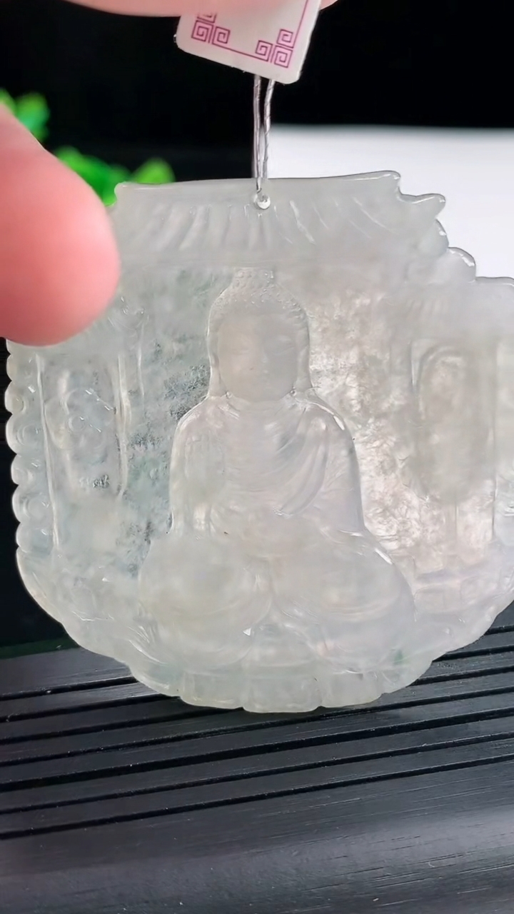 天然A货翡翠大日如来佛吊坠，尺寸50.7-48.7-4.5重:20.96
4月25日