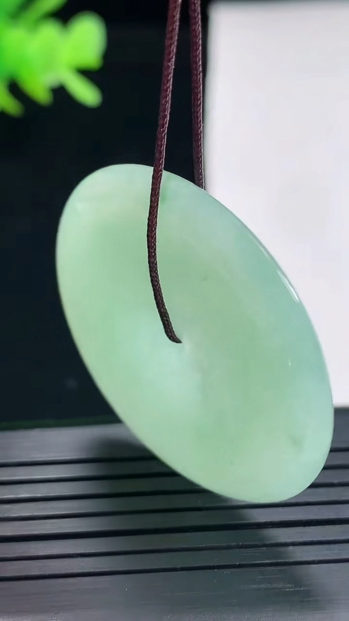 天然A货翡翠平安扣吊坠，尺寸38-5.2重量:16.85g
4月25日