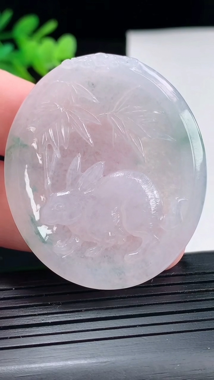 天然A货翡翠飘花生肖兔吊坠，尺寸49-42-5重量:20.67g
4月25日