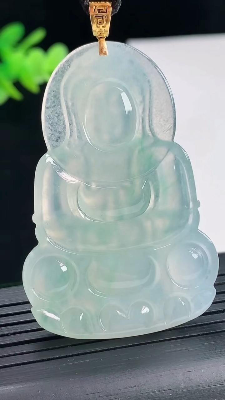 天然A货翡翠正装观音吊坠，尺寸53.5-36.2-5.2重量:18.34g
4月25日