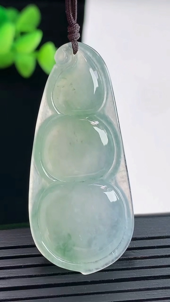 天然A货翡翠飘花福豆吊坠，尺寸44.5-21-6重量:10.30g
4月25日