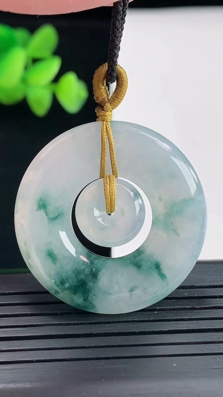 天然A货翡翠飘花子母平安扣吊坠，尺寸33-4.5重量:10.11g
4月25日