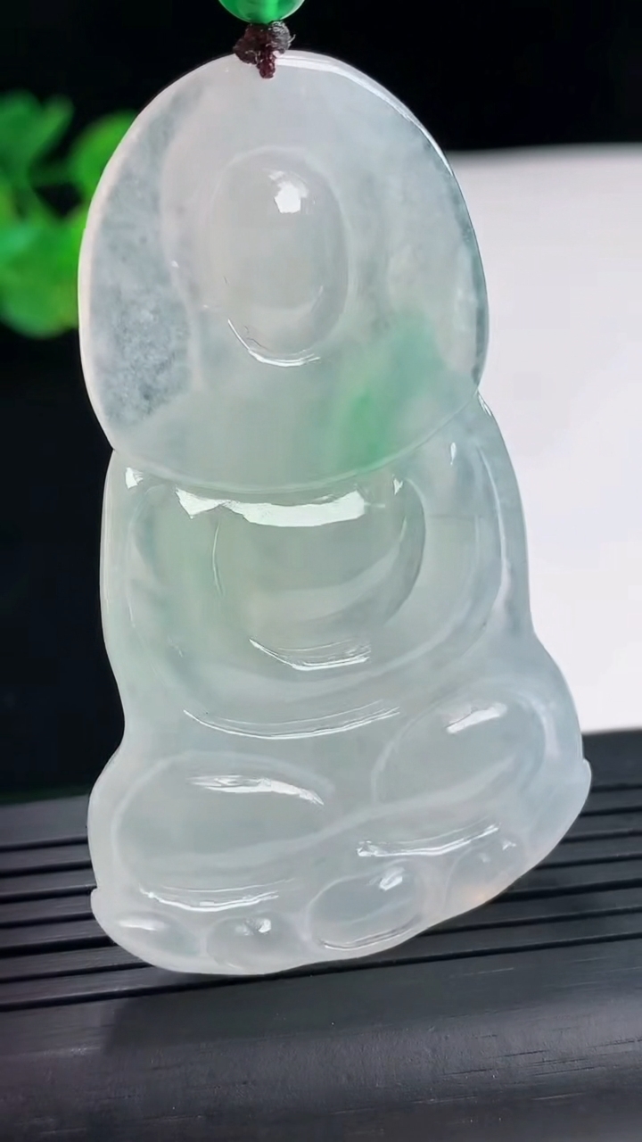 天然A货翡翠大日如来佛吊坠，尺寸61.6-38-6重量:26.93g
4月25日