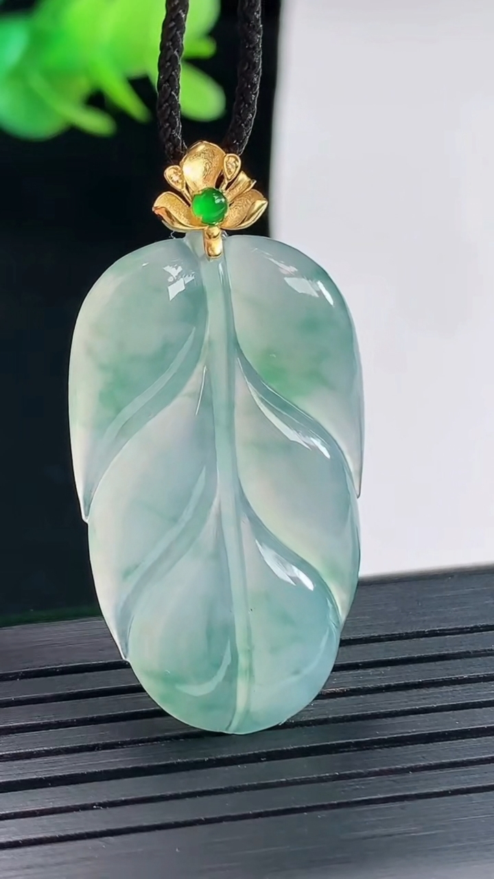 天然A货翡翠种飘花金枝玉叶 叶子吊坠，尺寸35-21-4重量:6.31g
4月25日