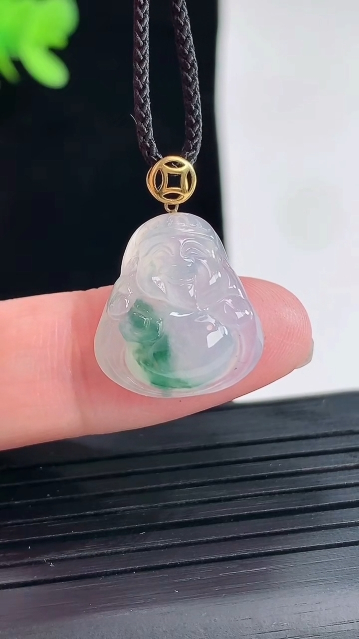 天然A货翡翠种飘花财神爷吊坠，尺寸17.5-16-5重量:2.33g
4月25日