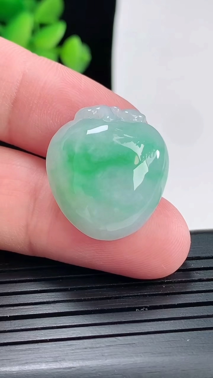 天然A货翡翠福瓜吊坠尺寸23.6-21-7重量:6.20g
4月25日