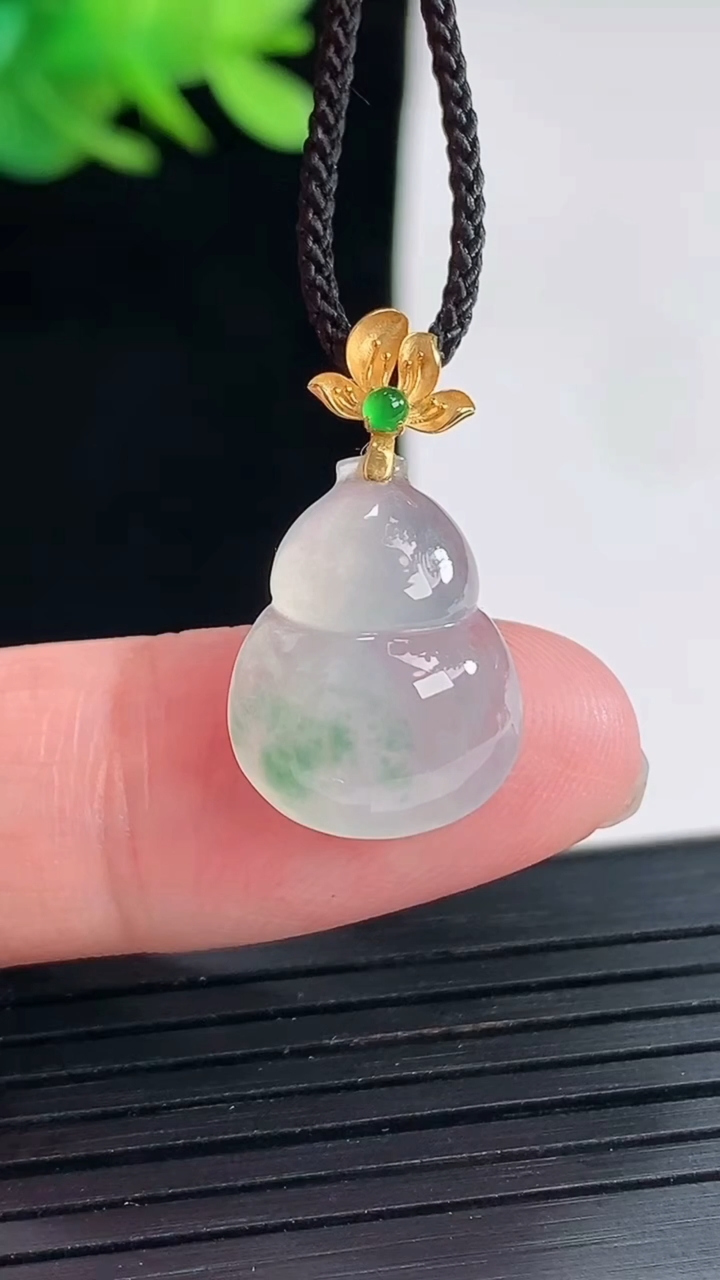 天然A货翡翠种飘花葫芦吊坠，尺寸16-13-5.2重量:2.00g
4月25日