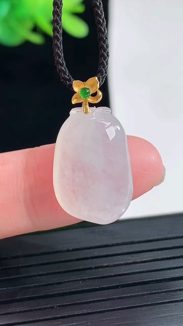 天然A货翡翠种白冰福瓜吊坠，尺寸18.6-13-6重量:3.00g
4月25日