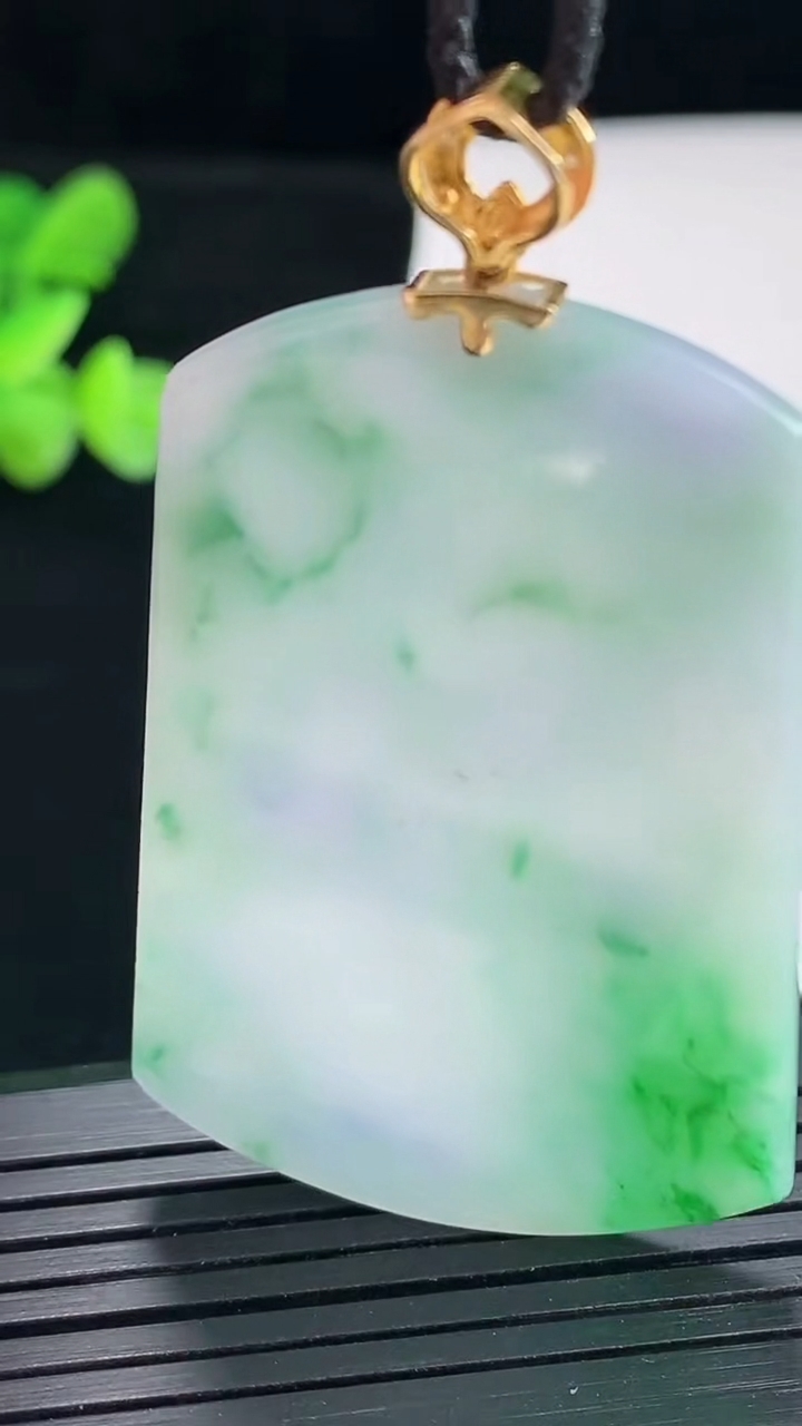 天然A货翡翠无事牌吊坠，尺寸49-32-2.6重量:12.18g
4月25日