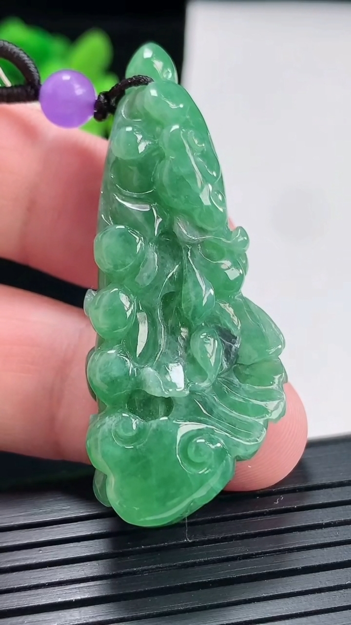 天然A货翡翠白菜吊坠，尺寸52-21.3-11重:16.41
4月25日