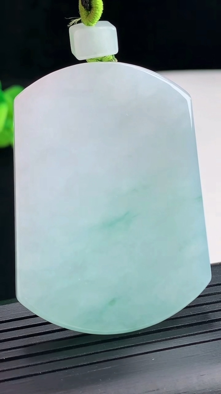 天然A货翡翠无事牌吊坠，尺寸55.6-41-5.8重量:41.04g
4月25日