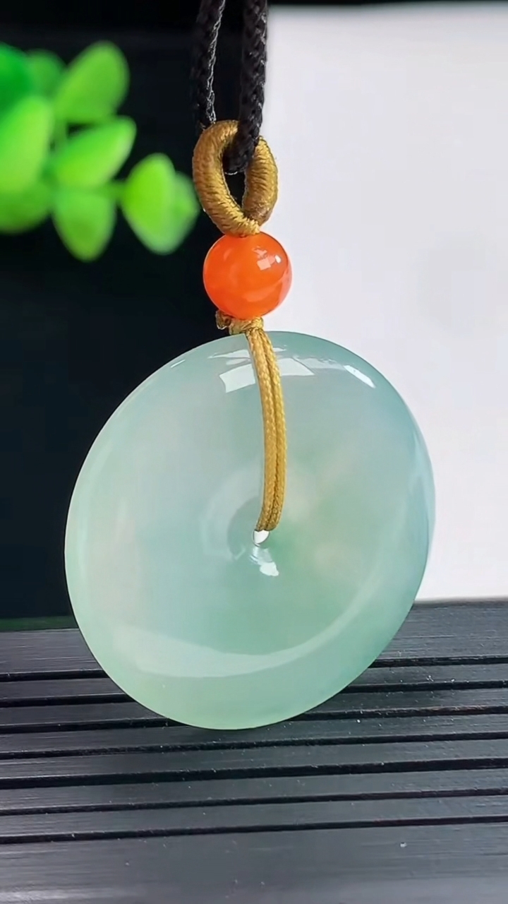 天然A货翡翠平安扣吊坠，尺寸29-5重量:9.15g
4月25日