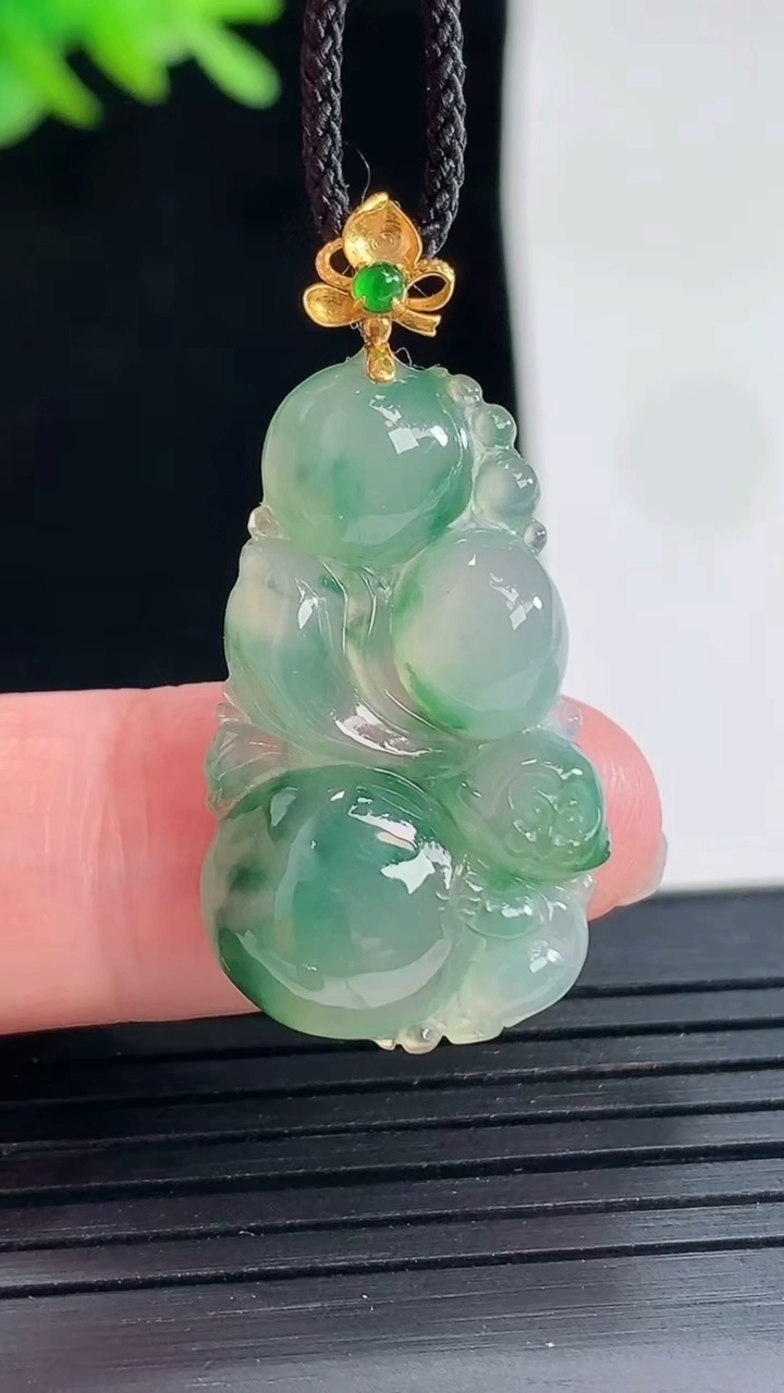 天然A货翡翠种飘花生肖猴吊坠，尺寸29-16.5-5重量:4.02g
4月25日