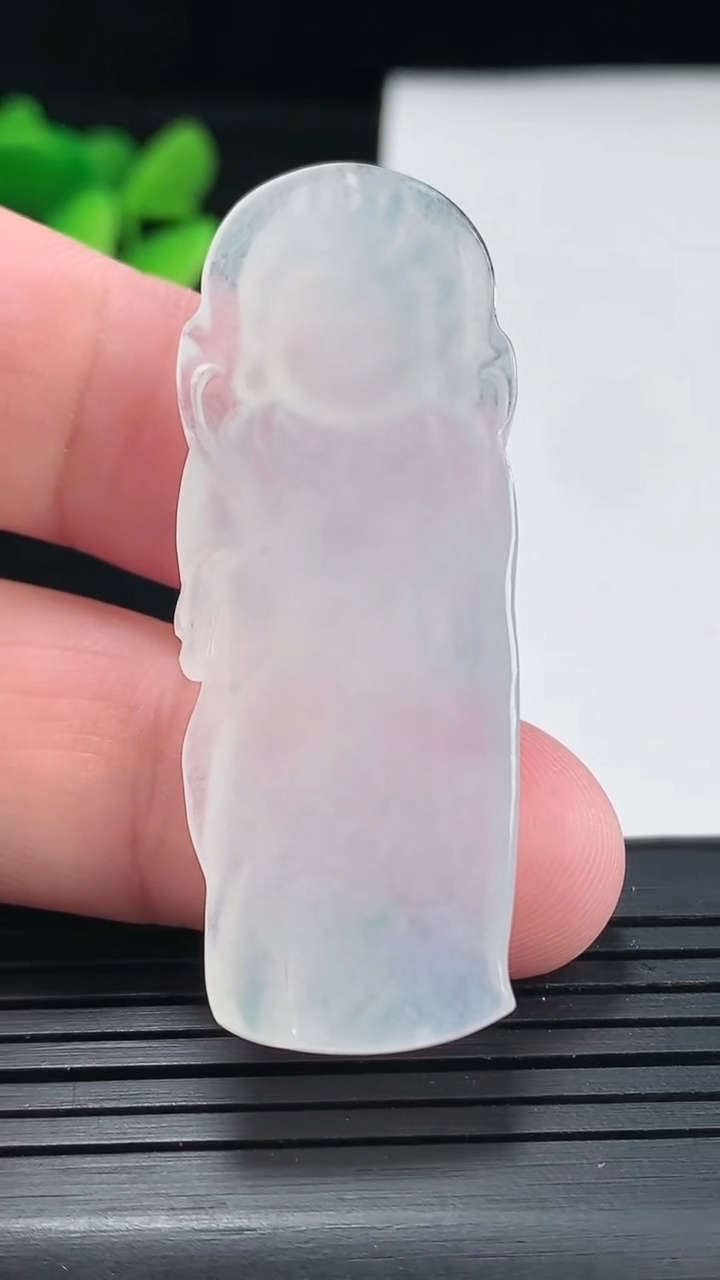 天然A货翡翠观音菩萨吊坠，尺寸50-19-5.5重量:10.04g
4月25日