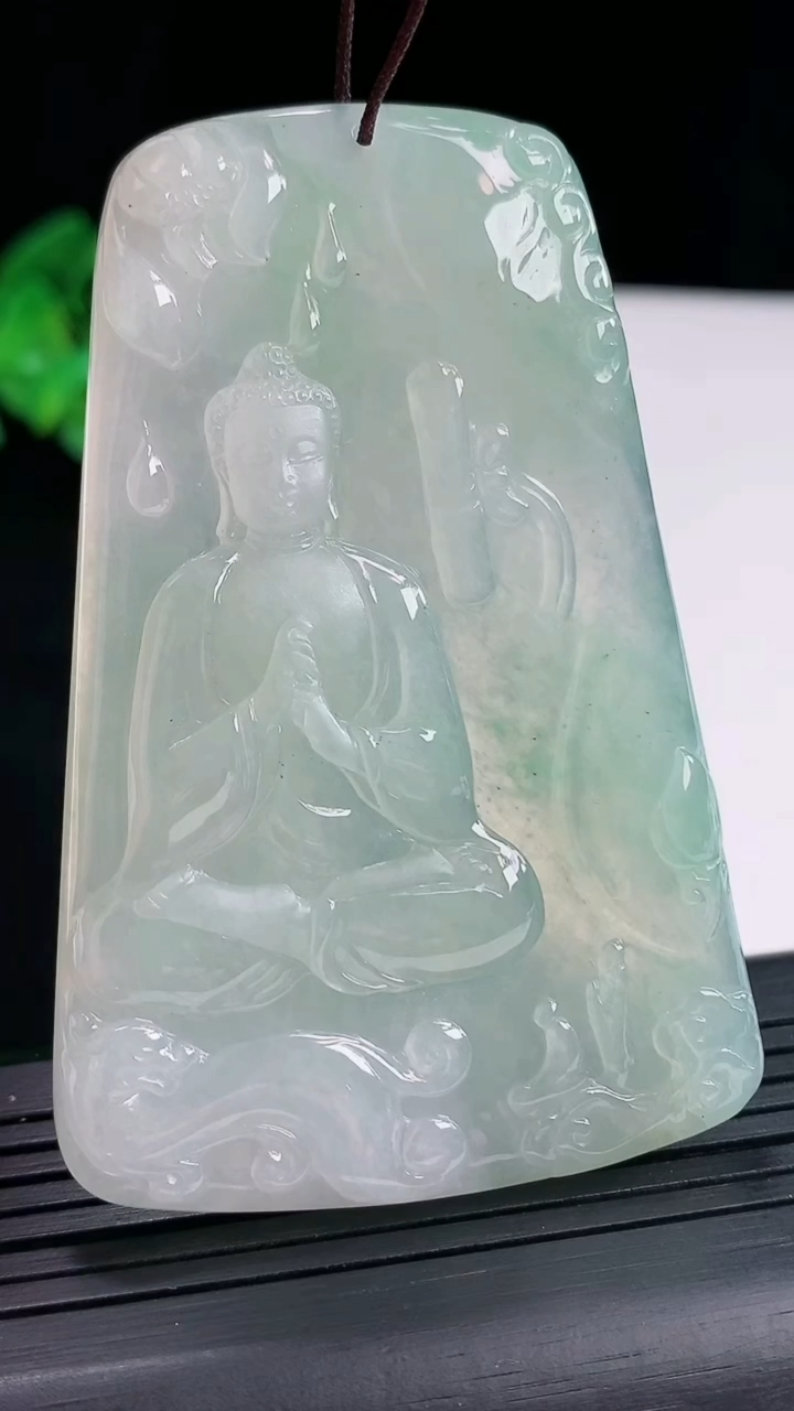 天然A货翡翠大日如来佛吊坠，尺寸67.5-44.5-5.5重量:35.95g
4月25日