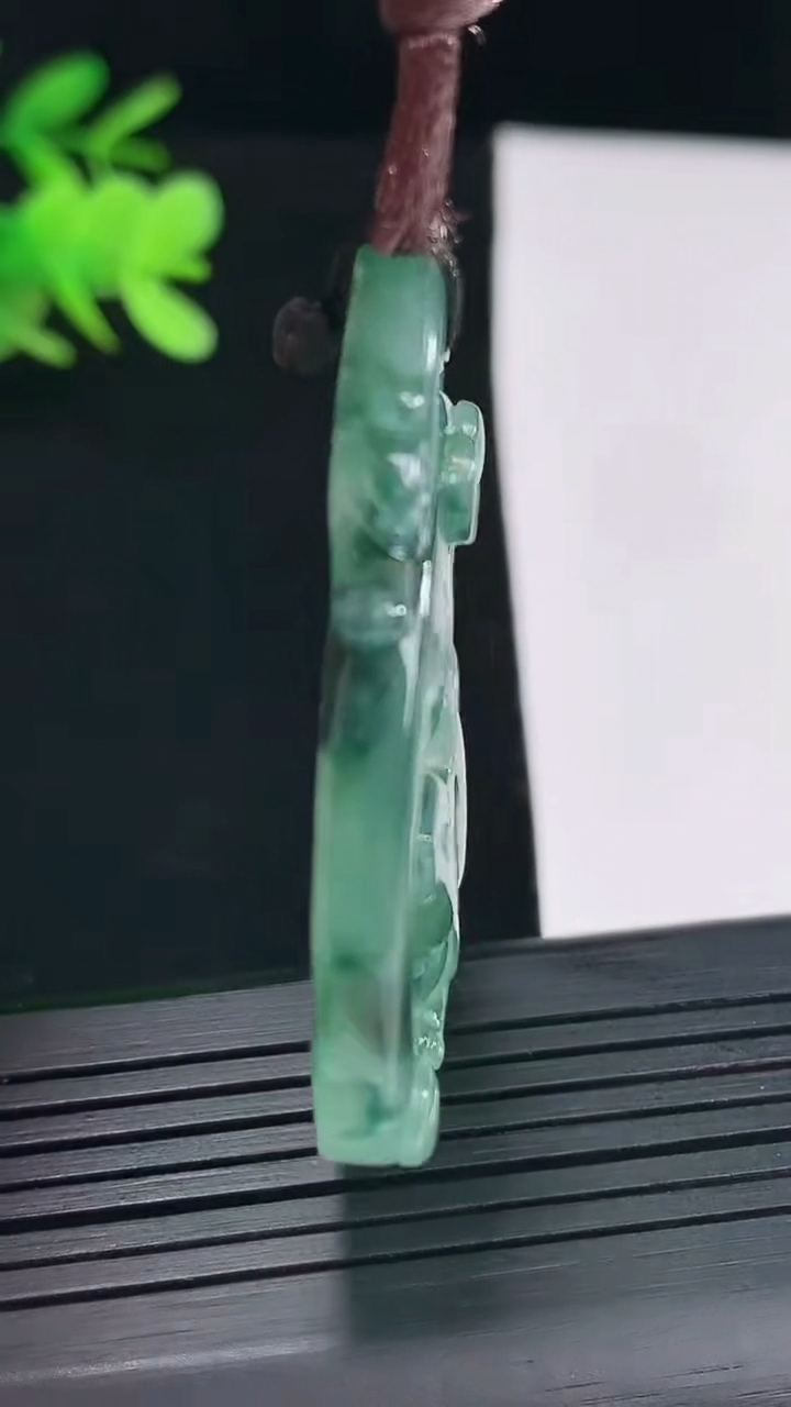 天然A货翡翠冰种飘花生肖兔吊坠，尺寸46.5-38.5-5.2重量:19.66g
4月25日