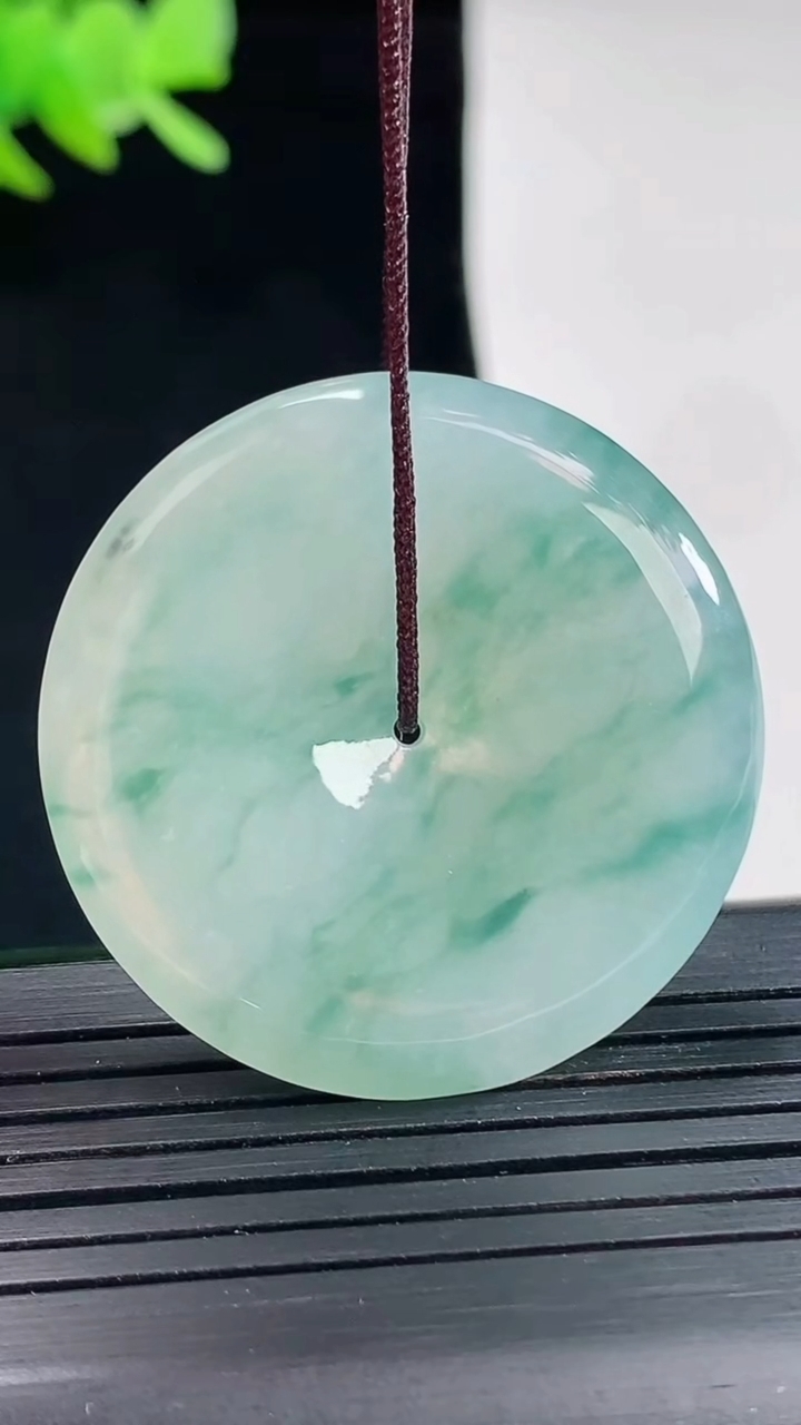 天然A货翡翠冰种飘花平安扣吊坠，尺寸35-5.5重量:14.88g
4月25日