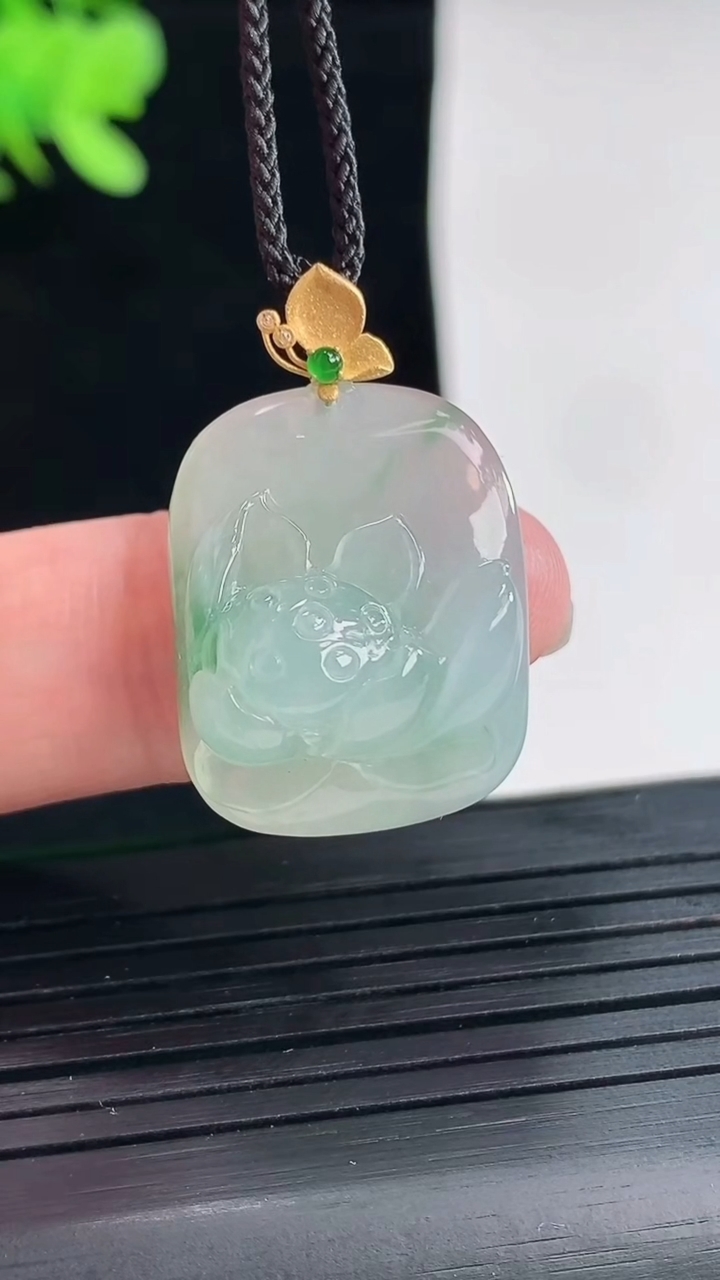 天然A货翡翠18k金飘花和和美美荷花吊坠，尺寸22-17.6-9.5重量:6.71g
4月25日