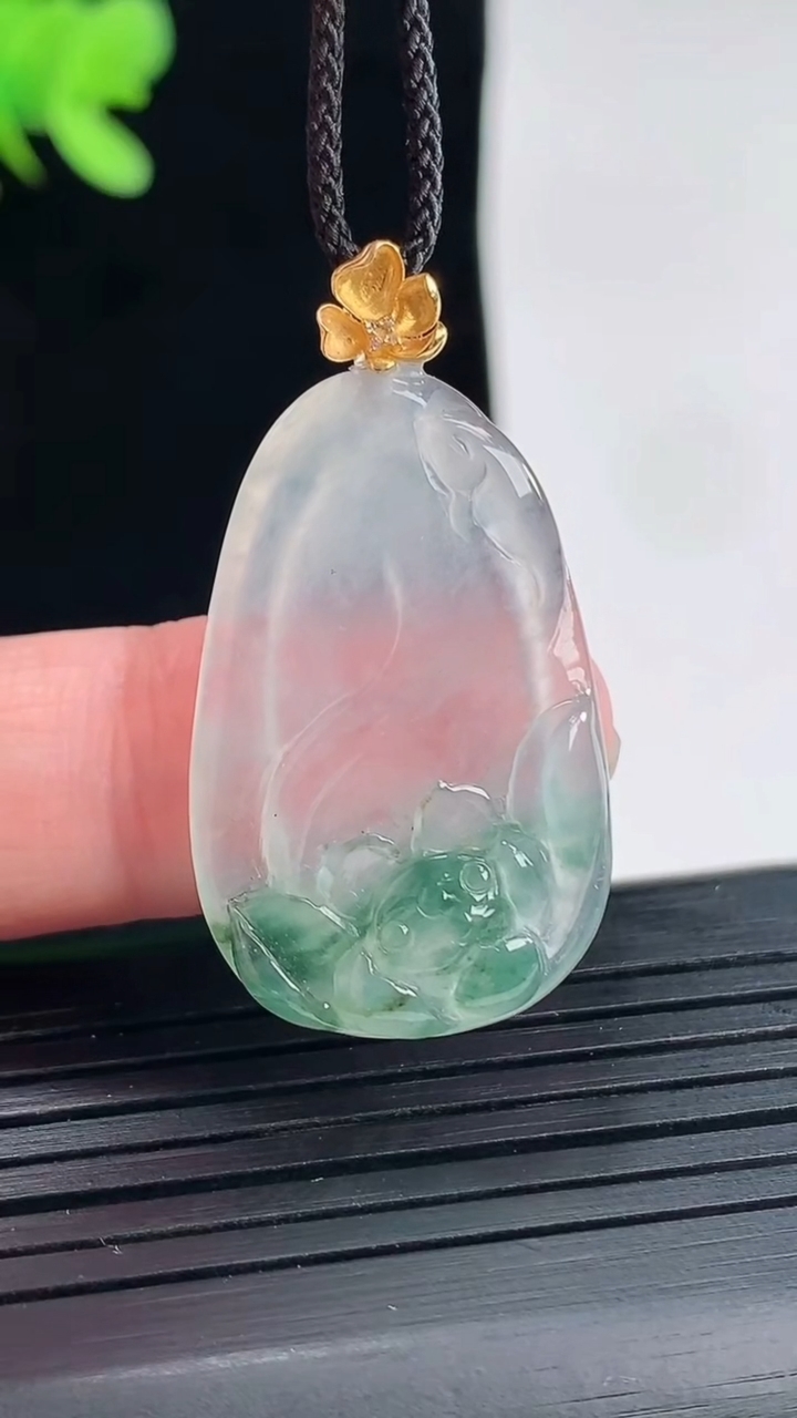 天然A货翡翠种飘花和和美美 荷叶鱼吊坠，尺寸30-19.5-5重量:5.47g
4月25日