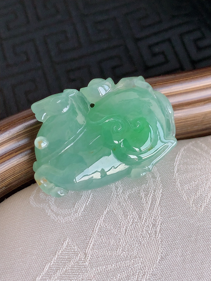 天然A货翡翠飘绿唐马吊坠 
尺寸31.3-21.7-11mm 重量14.28g 0425