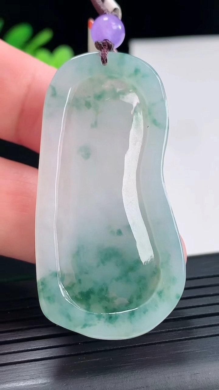 天然A货翡翠飘花祥龙观音吊坠，尺寸52-26-5重量:15.07g
4月25日