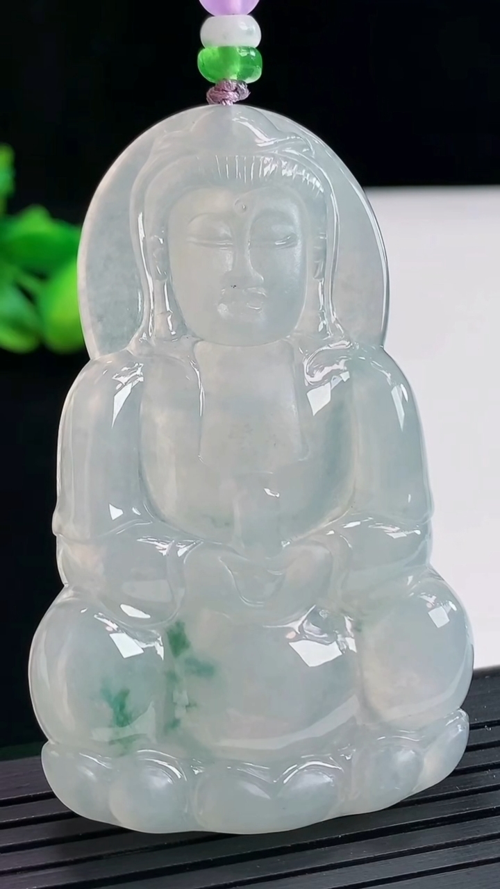 天然A货翡翠种飘花正装观音吊坠，尺寸67-41.5-5重量:32.73g
4月25日