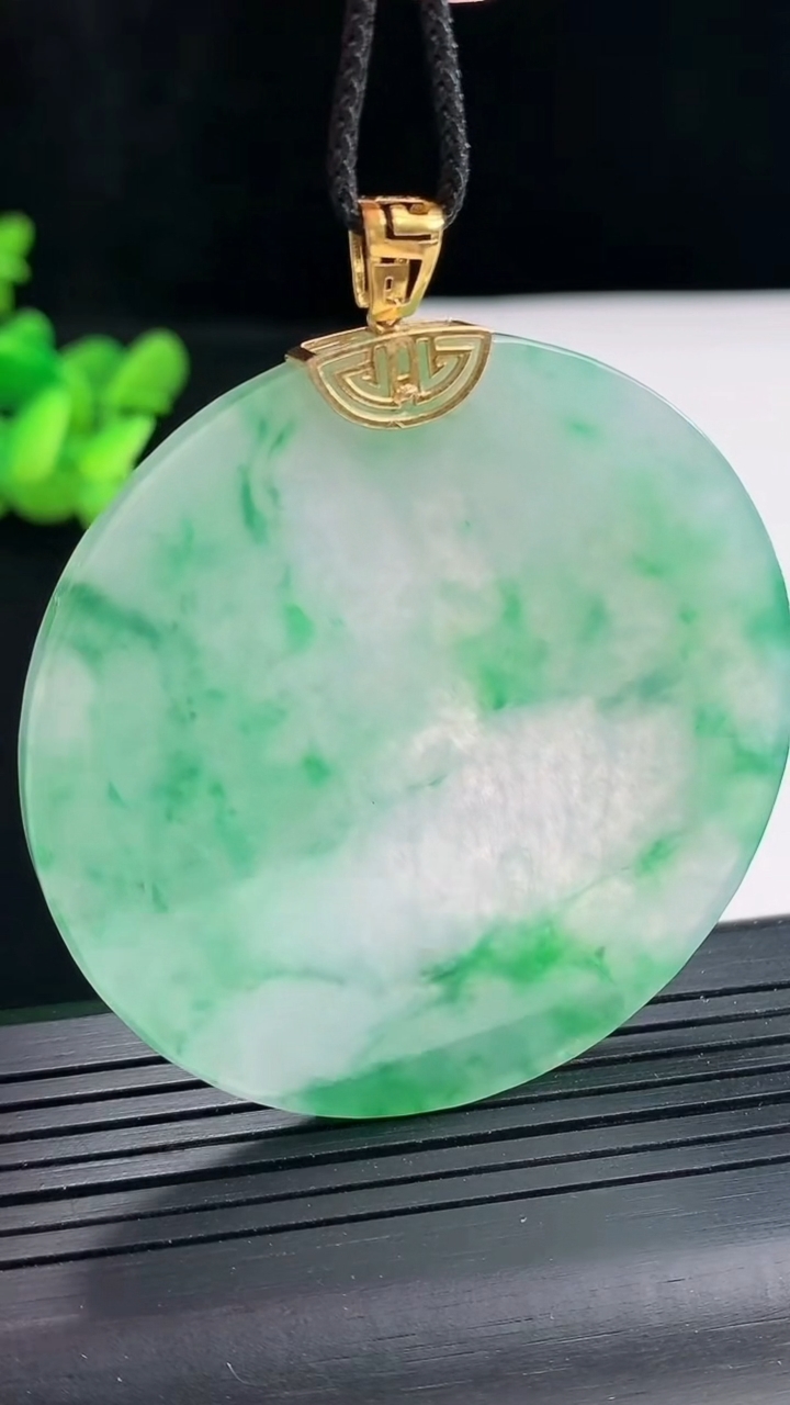 天然A货翡翠无事牌吊坠，尺寸52-3.5重量:26.76g
4月25日