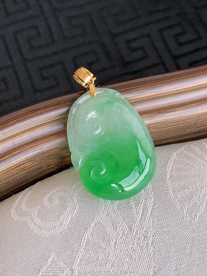 天然A货翡翠18K金扣头飘绿如意吊坠 
尺寸22.5-16.5-4.2mm 重量3.30g 0425